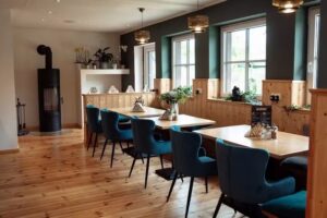 Akkurat Hair Beauty & Caf&eacute;