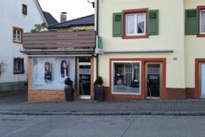 Asal Frieseur. Claudia Winkler