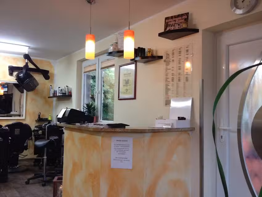 Candy&rsquo;s Cut & Color