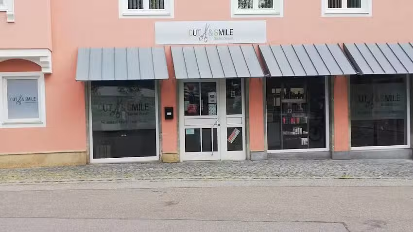 CUT & SMILE &ndash; Sabrina Strauch