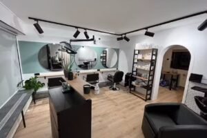 Die Friseurin by Svenja Wagner