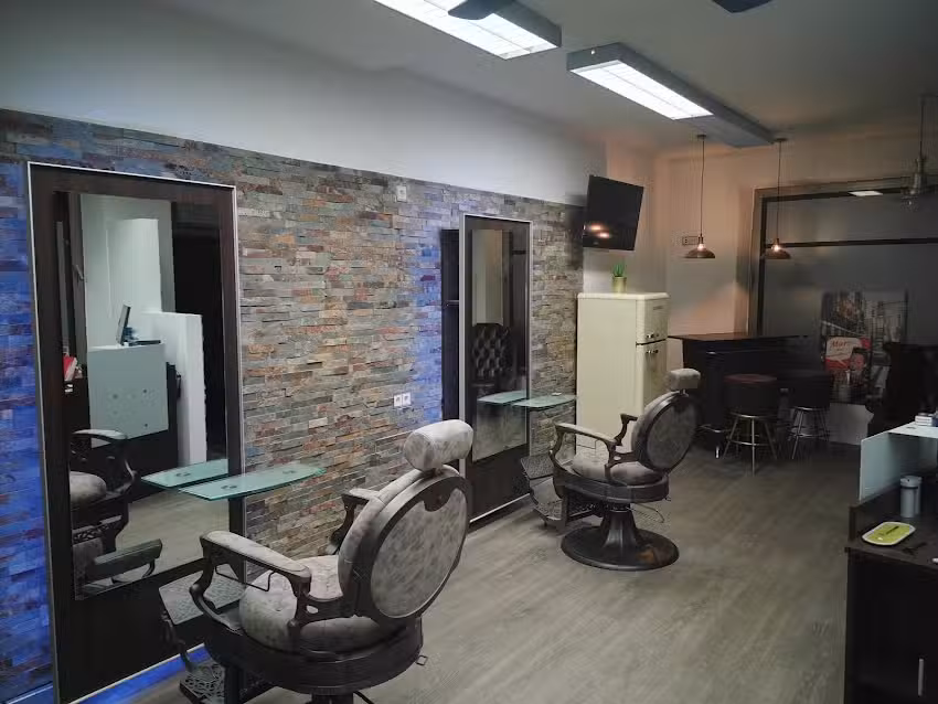 Dirk&lsquo;s Salon & Barbershop