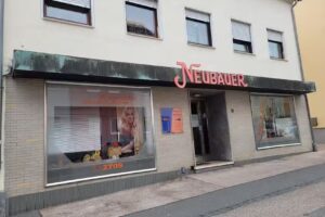 Frau Simone Neubauer