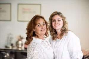 Friseure Gföller – München – Spezialist für Naturlocken – Curlsys/ Calligraphy Cut / Pflanzenfarben