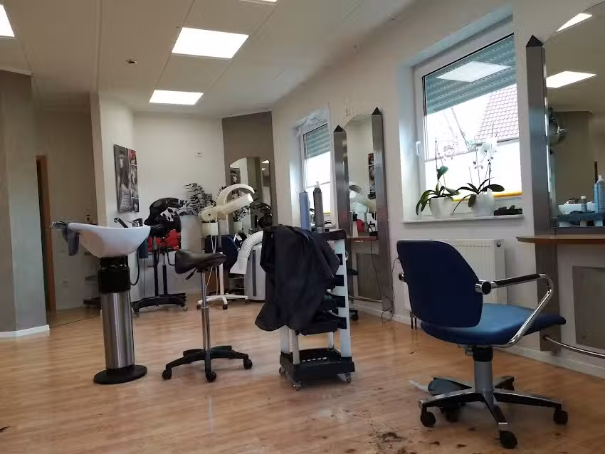 Friseurmeisterin Angelika Arens
