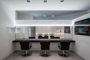 Frisierbar — Damen- und Herrenfrisuren