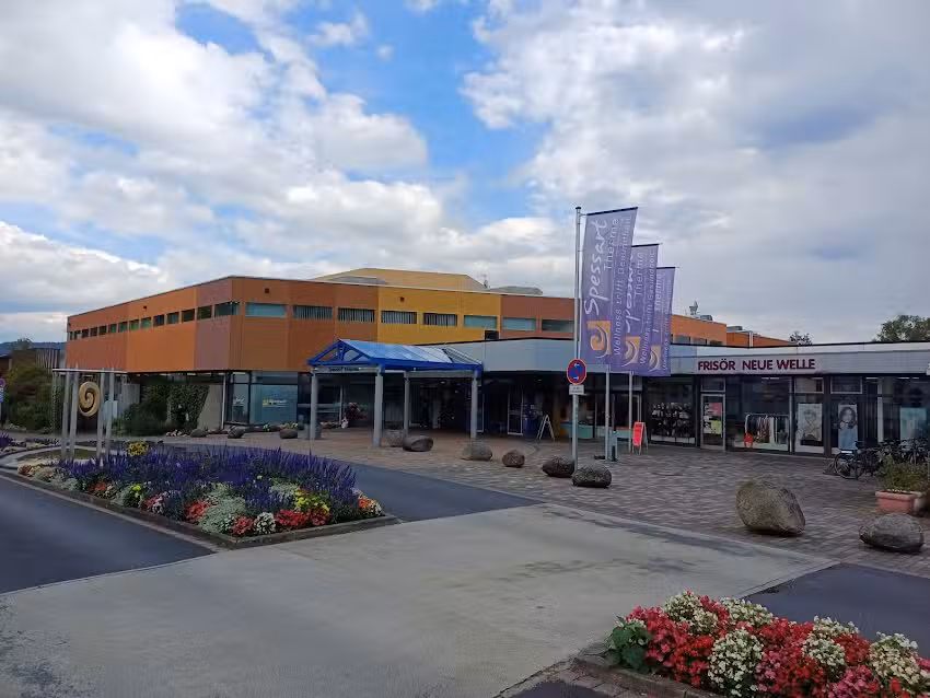 Fris&ouml;r Neue Welle Im Thermalbad