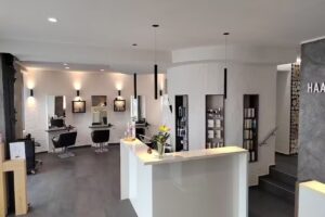 Haare mit Stil & Barber &ndash; Calligraphy Cut | Naturlocken & Premium Barber Saarbr&uuml;cken