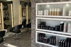 Haarkultur &ndash; Fris&ouml;r in der Lindenstrasse