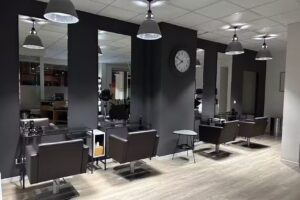 Holz&acute;s K&ouml;pfe &ndash; Friseure