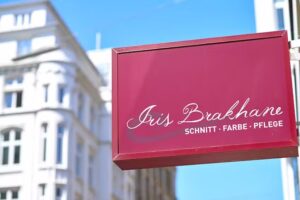 Iris Brakhane Haarschnitt