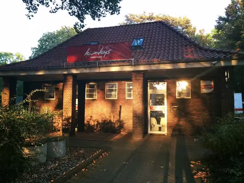 Kinkys Friseur im Park