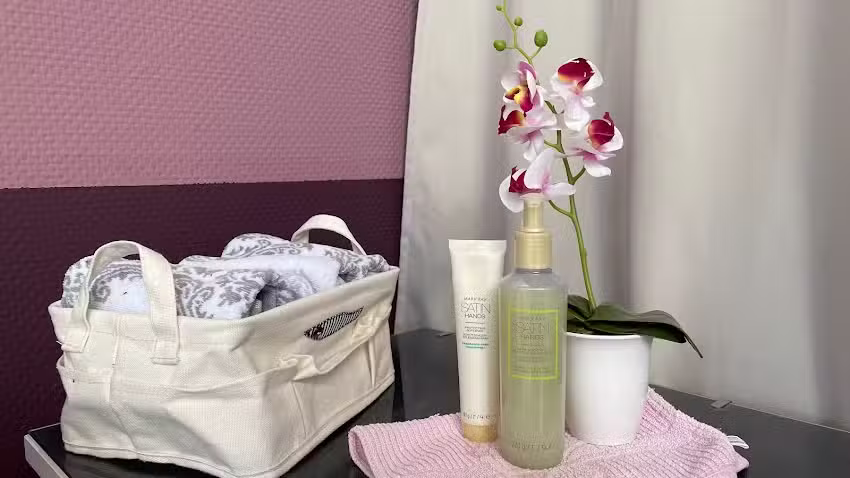 Ledis First Beauty Salon &ndash; Dauerhafte Haarentfernung K&ouml;ln, IPL Alexandrit Laser I 4 Wellen Laser, Fu&szlig;pflege | Manik&uuml;re