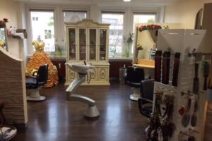 Mann Fris&ouml;r am Zingel