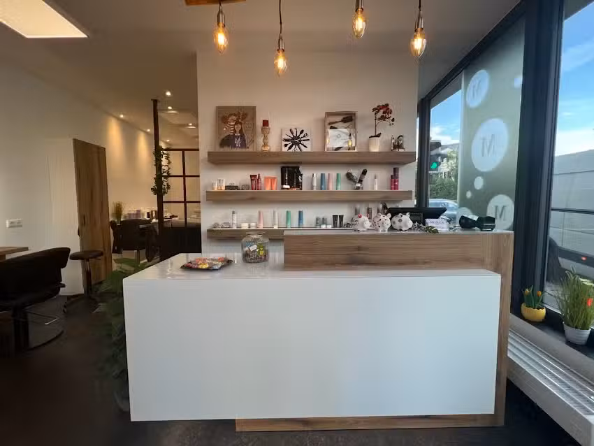 Moni&rsquo;s Haarst&uuml;berl & Barbershop