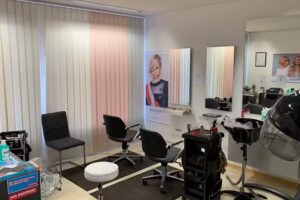 Monis Salon Monis Hairdoctor