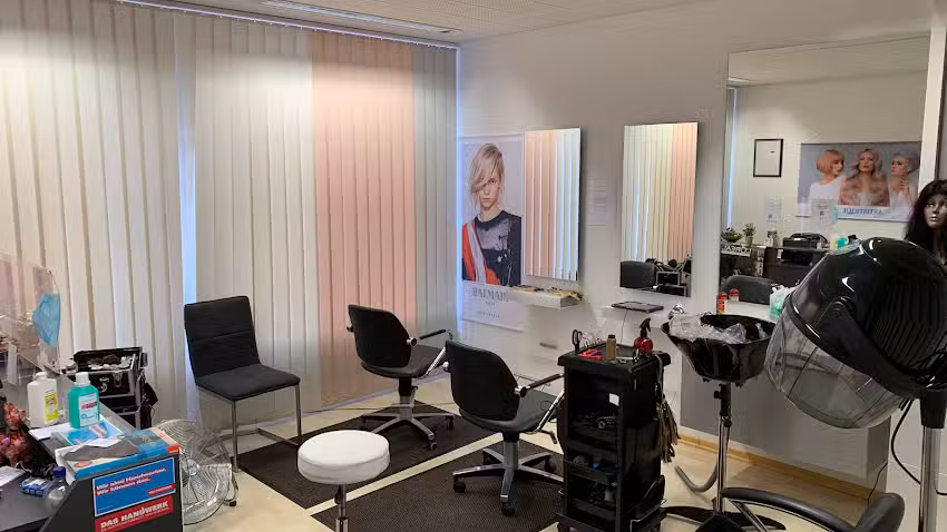 Monis Salon Monis Hairdoctor