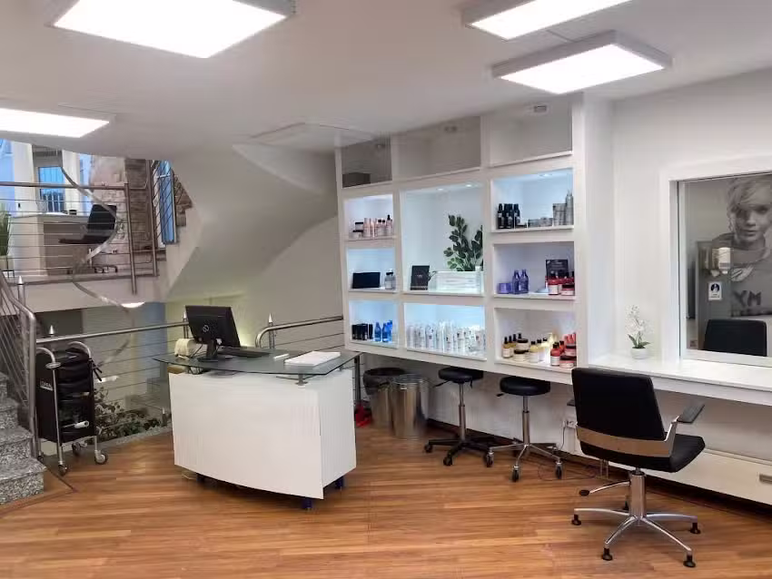 O&acute;lola Cut & Style