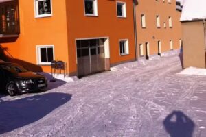 Reifen- & Zweirad-Center Püschmann und Inas Friseur Stübl