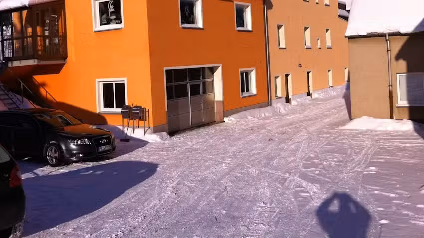 Reifen- & Zweirad-Center P&uuml;schmann und Inas Friseur St&uuml;bl