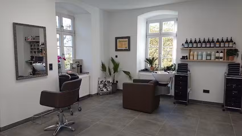 Salon Melly | Friseur + Ohrlochstechen Ostritz