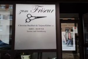 zum Friseur. Christine Buchheit und Tatjana Kleber Gbr
