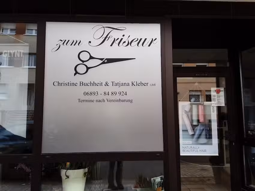 zum Friseur. Christine Buchheit und Tatjana Kleber Gbr